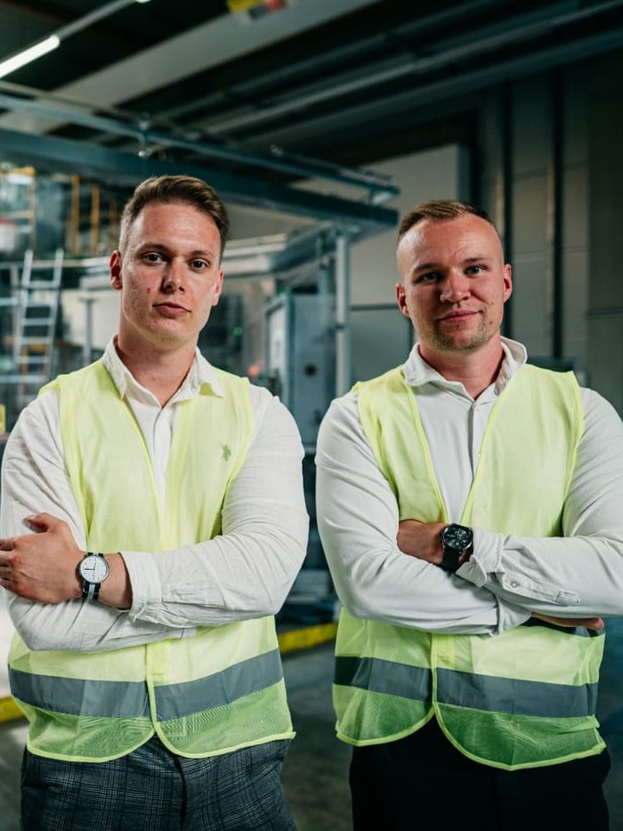Marcel Korn und Co-Founder von Korn & Porath in der Industriehalle