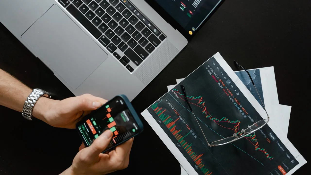 Analytics-Dashboard mit Antwortraten und Vertriebskennzahlen für B2B-Cold-Email