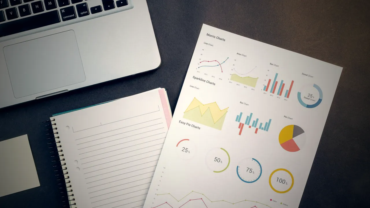 Strategie-Arbeitsplatz mit Notizbuch, Kennzahlen und Laptop als Sinnbild für planbare B2B-Neukundengewinnung